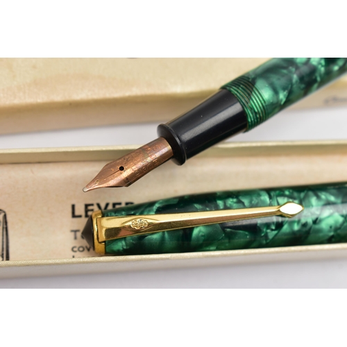 70 - A BOXED 'CONWAY STEWART' FOUNTAIN PEN, green marble effect fountain pen, fitted with a 14k nib, sign... 