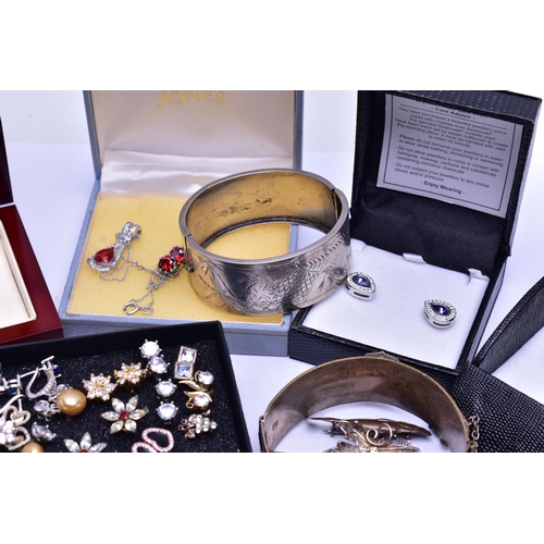 78 - A BOX OF ASSORTED JEWELLERY, to include a white metal moonstone pendant stamped 925, a white metal g... 