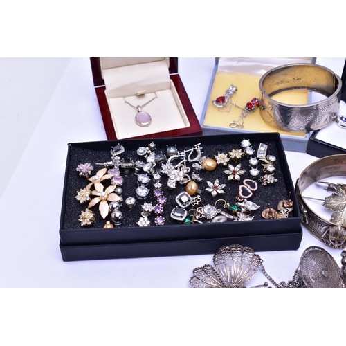 78 - A BOX OF ASSORTED JEWELLERY, to include a white metal moonstone pendant stamped 925, a white metal g... 