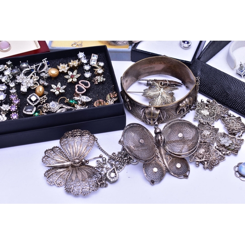 78 - A BOX OF ASSORTED JEWELLERY, to include a white metal moonstone pendant stamped 925, a white metal g... 