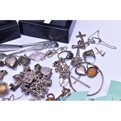 86 - ASSORTED SILVER AND WHITE METAL JEWELLERY AND ITEMS, to include a charm bracelet with charms, ingot ... 