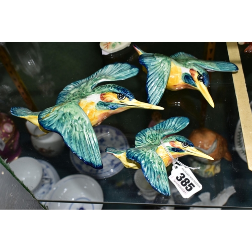 385 - FIVE BESWICK BIRDS, comprising a set of three Kingfisher - Flying to the right wall plaques, model n... 