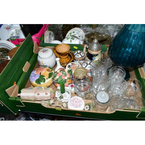 392 - FOUR BOXES AND LOOSE CERAMICS AND GLASSWARES, to include a twenty piece mid twentieth century J & G ... 