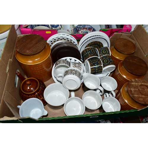 392 - FOUR BOXES AND LOOSE CERAMICS AND GLASSWARES, to include a twenty piece mid twentieth century J & G ... 