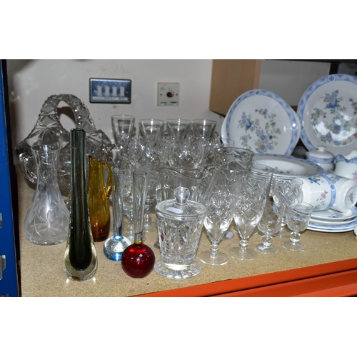 407 - A ROYAL DOULTON 'CONISTON' PATTERN H5030 PART DINNER SET AND CUT GLASSWARE, comprising a set of six ... 