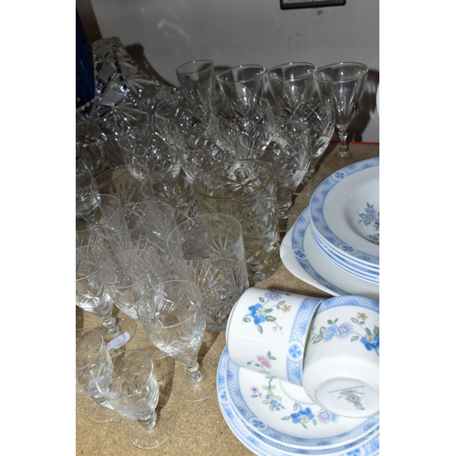 407 - A ROYAL DOULTON 'CONISTON' PATTERN H5030 PART DINNER SET AND CUT GLASSWARE, comprising a set of six ... 