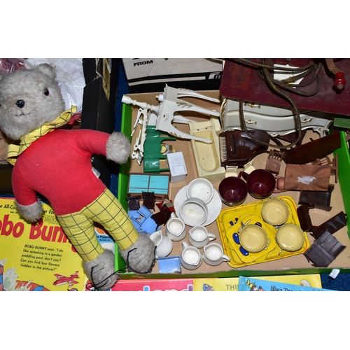 413 - A QUANTITY OF ASSORTED TOYS AND GAMES ETC., to include boxed 1960's Coronation Street jigsaw, Waddin... 