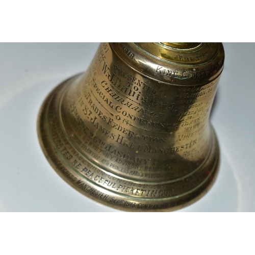 418 - BRASSWORKERS TRADE UNION INTEREST - AN UNUSUAL LATE VICTORIAN BRASS HAND BELL WITH TURNED WOODEN HAN... 