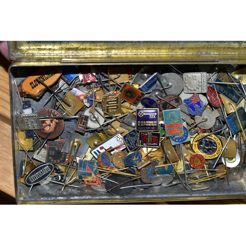 440 - A COLLECTION OF PIN BADGES AND TWO VINTAGE TINS, to include a quantity of metal pin badges, many Cro... 