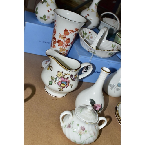 491 - A SMALL GROUP OF BOXED WEDGWOOD GIFTWARE, comprising Wedgwood 'Swallow' pattern two tea cups (one du... 