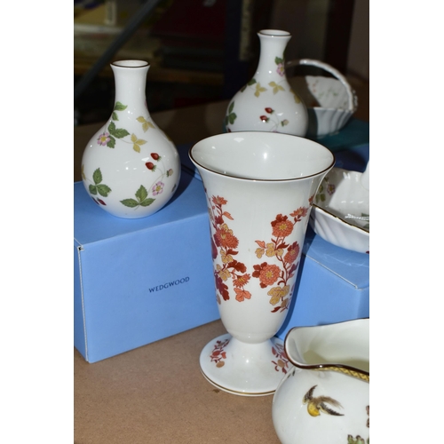 491 - A SMALL GROUP OF BOXED WEDGWOOD GIFTWARE, comprising Wedgwood 'Swallow' pattern two tea cups (one du... 