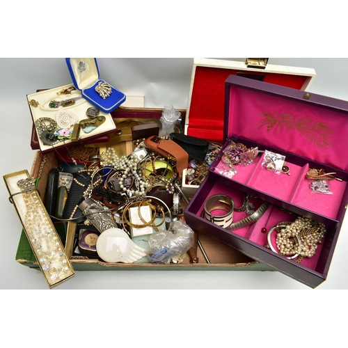 118 - A BOX OF ASSORTED COSTUME JEWELLERY AND ITEMS, to include various imitation pearl necklaces, pendant... 