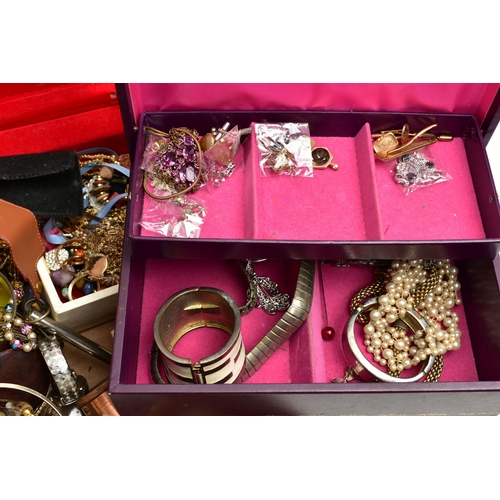 118 - A BOX OF ASSORTED COSTUME JEWELLERY AND ITEMS, to include various imitation pearl necklaces, pendant... 