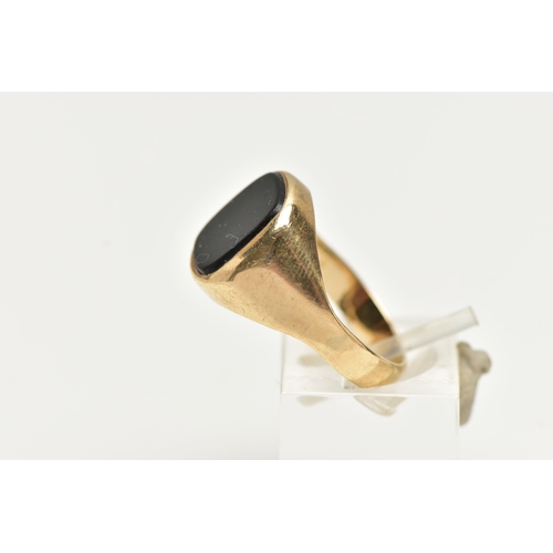 13 - A GENTS 9CT GOLD, ONYX INLAY SIGNET RING, of a rounded rectangular form, polished onyx inlay, to a p... 