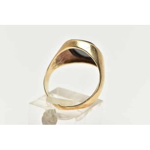 13 - A GENTS 9CT GOLD, ONYX INLAY SIGNET RING, of a rounded rectangular form, polished onyx inlay, to a p... 