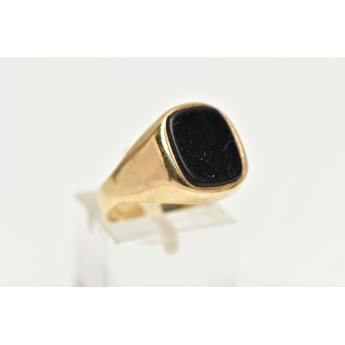 13 - A GENTS 9CT GOLD, ONYX INLAY SIGNET RING, of a rounded rectangular form, polished onyx inlay, to a p... 