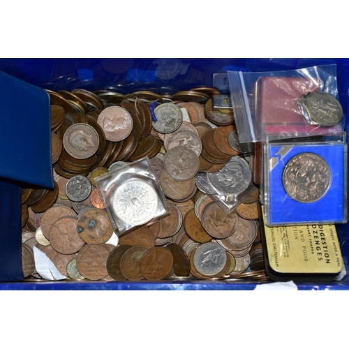 131 - A LARGE AND HEAVY PLASTIC TUB CONTAINING WORLD COINS AND COMMEMORATIVES, to include 1913 German Stat... 