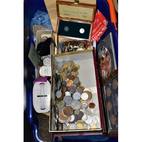 131 - A LARGE AND HEAVY PLASTIC TUB CONTAINING WORLD COINS AND COMMEMORATIVES, to include 1913 German Stat... 