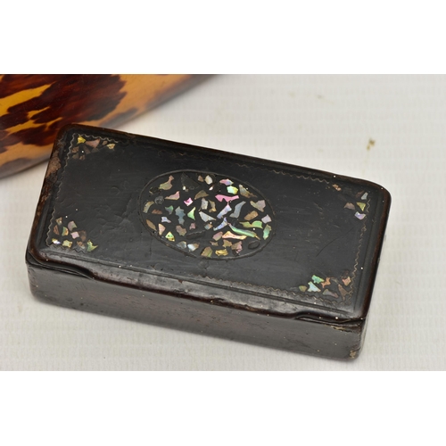 29 - AN EARLY 20TH CENTURY, 9CT GOLD MOUNTED TORTOISESHELL CIGARETTE CASE AND A PAPIER MACHE BOX, rounded... 