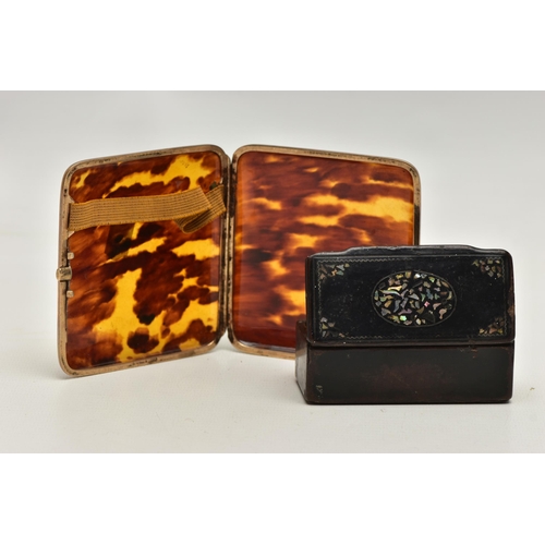 29 - AN EARLY 20TH CENTURY, 9CT GOLD MOUNTED TORTOISESHELL CIGARETTE CASE AND A PAPIER MACHE BOX, rounded... 