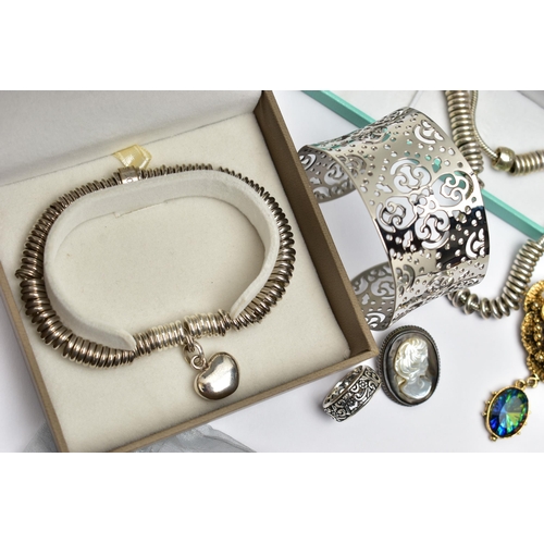 89 - LINKS LONDON NECKLACE AND A BRACELET WITH OTHER  ITEMS, to include a boxed 'Links London' necklace f... 