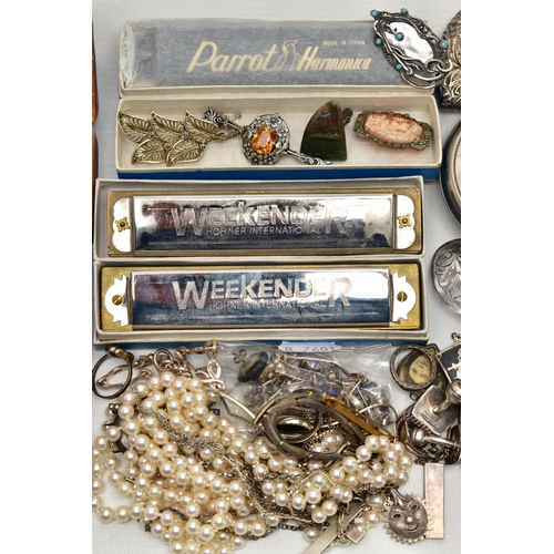 98 - A BOX OF ASSORTED ITMES, to include assorted silver and white metal jewellery, silver ingot pendant ... 