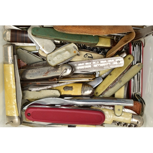 99 - A PLASTIC BOX OF ASSORTED FRUIT AND POCKET KNIVES, used conditions, stainless steel, some with plast... 