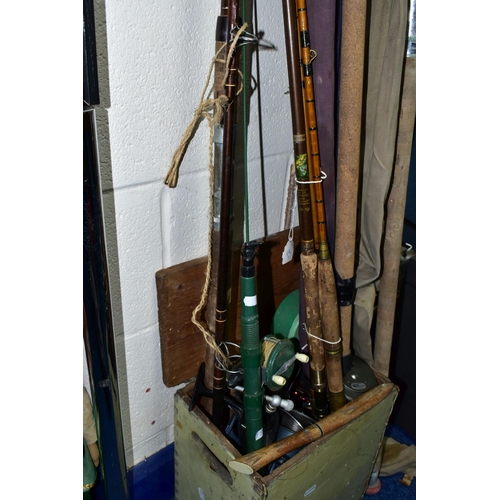 A GROUP OF VINTAGE FISHING REELS AND RODS, to include a boxed Penn Leveline  350 reel, a Fighter 300