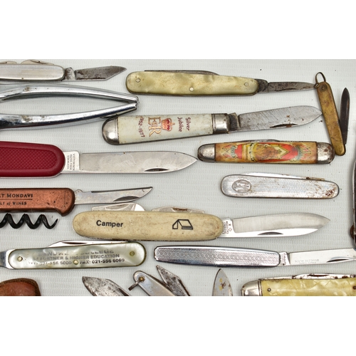 99 - A PLASTIC BOX OF ASSORTED FRUIT AND POCKET KNIVES, used conditions, stainless steel, some with plast... 