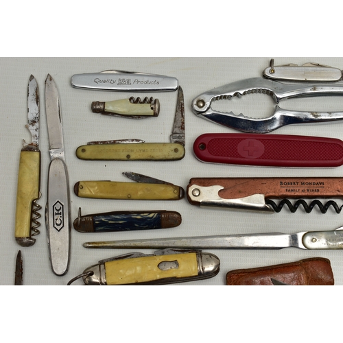 99 - A PLASTIC BOX OF ASSORTED FRUIT AND POCKET KNIVES, used conditions, stainless steel, some with plast... 