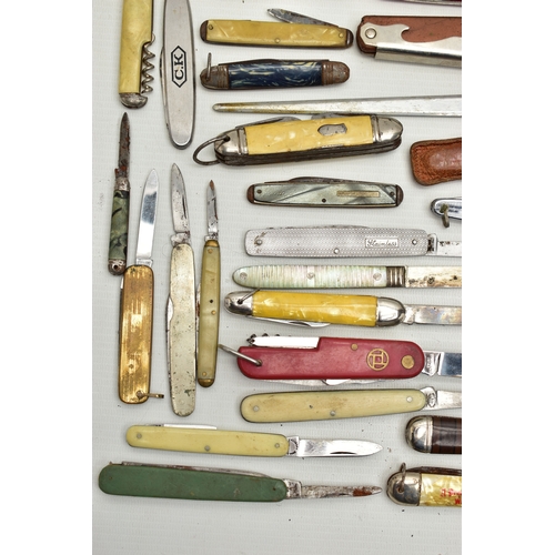 99 - A PLASTIC BOX OF ASSORTED FRUIT AND POCKET KNIVES, used conditions, stainless steel, some with plast... 