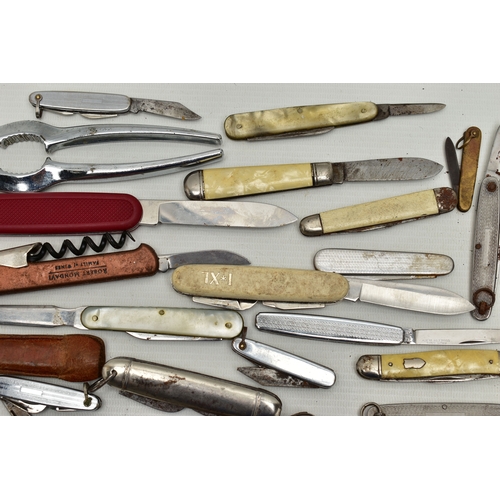 99 - A PLASTIC BOX OF ASSORTED FRUIT AND POCKET KNIVES, used conditions, stainless steel, some with plast... 