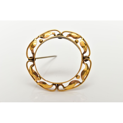 31 - AN EARLY 20TH CENTURY YELLOW METAL BROOCH MOUNT, AF open work foliage design, fitted with a C clasp ... 