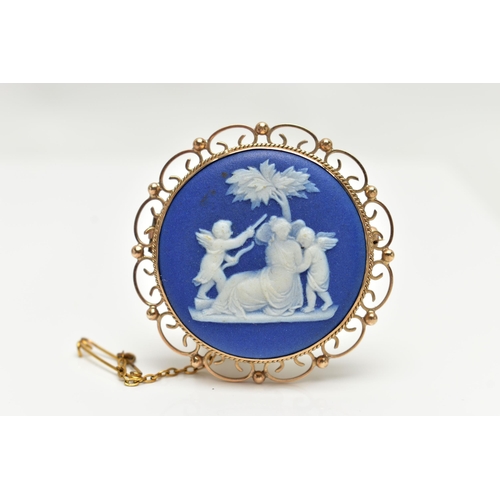 36 - A 9CT GOLD WEDGEWOOD CAMEO BROOCH, a blue Wedgewood Grecian cameo, set within a yellow gold moun... 