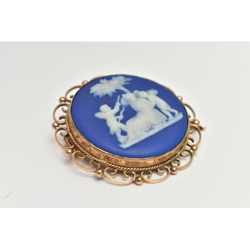 36 - A 9CT GOLD WEDGEWOOD CAMEO BROOCH, a blue Wedgewood Grecian cameo, set within a yellow gold moun... 