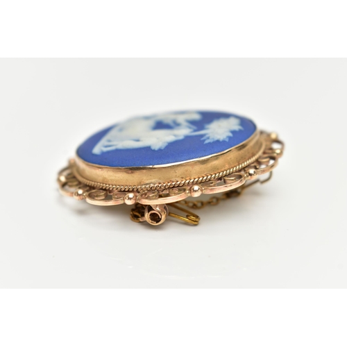 36 - A 9CT GOLD WEDGEWOOD CAMEO BROOCH, a blue Wedgewood Grecian cameo, set within a yellow gold moun... 