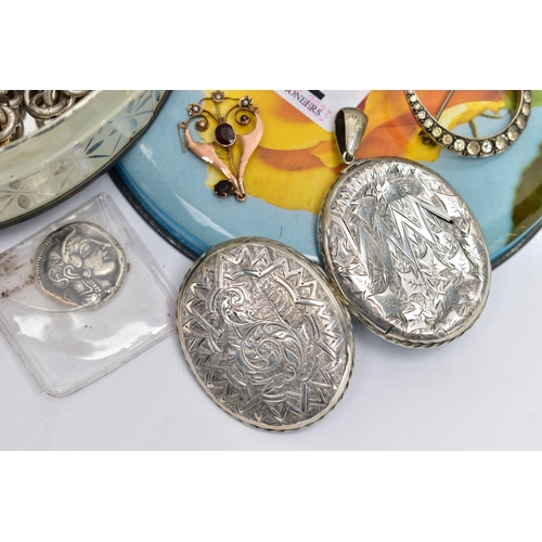 62 - A SMALL TIN OF ASSORTED ITEMS, to include a rose metal lavalier pendant set with garnet and split pe... 