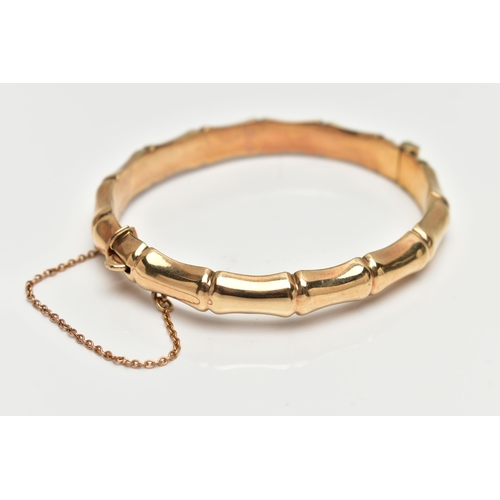 7 - A 9CT GOLD 'SMITH & PEPPER' BANGLE, a yellow gold bamboo style hollow hinged bangle, fitted with an ... 