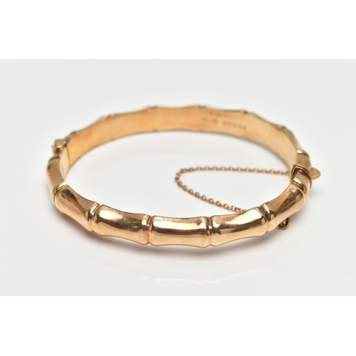 7 - A 9CT GOLD 'SMITH & PEPPER' BANGLE, a yellow gold bamboo style hollow hinged bangle, fitted with an ... 