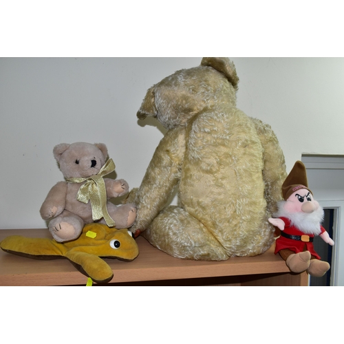 371 - A 2OTH CENTURY BEAR AND OTHER SOFT TOYS, comprising a large blonde mohair bear, jointed limbs and he... 