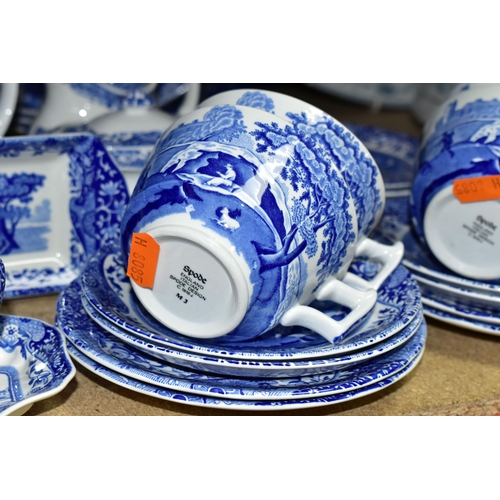 419 - THIRTY NINE PIECES OF SPODE ITALIAN TEA AND DINNER WARES, to include a teapot, a cream jug, a covere... 