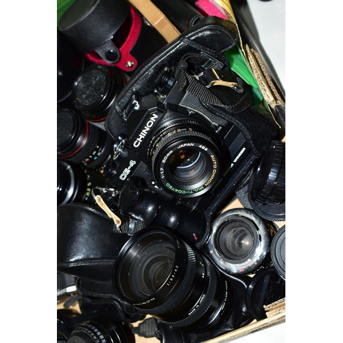 478 - A BOX CONTAINING FILM CAMERAS AND LENSES including a Chinon CE4 SLR fitted with an Auto Chinon 50mm ... 