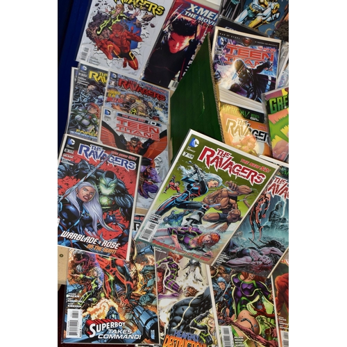 281 - LARGE QUANTITY OF DC NEW 52 COMICS, approximately 300 comics, almost entirely from DC's New 52 reboo... 