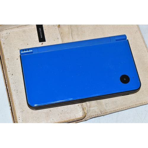 288 - NINTENDO DSI XL BLUE CONSOLE, a blue coloured version of the Nintendo DSI XL, comes with Crossword a... 