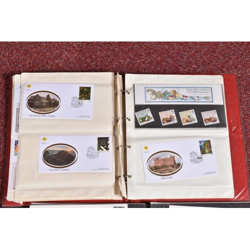 17 - GB COLLECTION OF FIRST DAY COVERS AND PRESENTATION PACKS TOGETHER WITH A FEW BOOKLETS