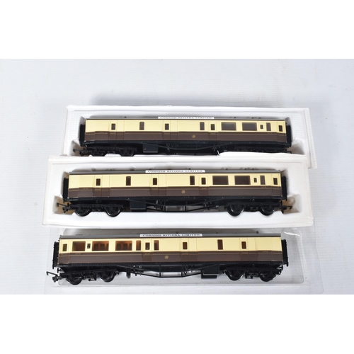 100 - A QUANTITY OF MAINLY BOXED AND PART BOXED OO GAUGE COACHING STOCK, assorted models by Mainline, Airf... 