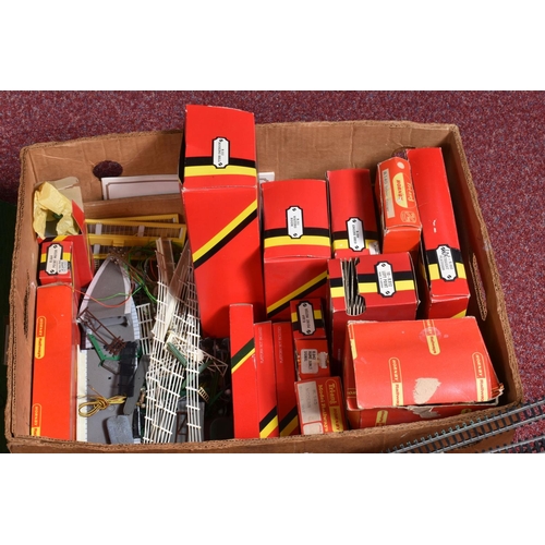 104 - A QUANTITY OF BOXED AND UNBOXED OO GAUGE ROLLING STOCK, LINESIDE ACCESSORIES AND TRACK, mainly Tri-a... 