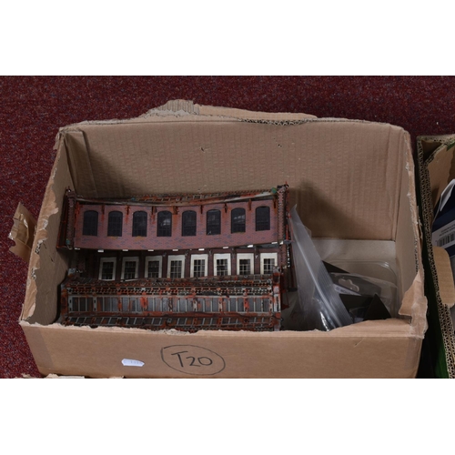 107 - A QUANTITY OF BOXED AND UNBOXED MODEL RAILWAY ITEMS, assorted OO and HO locomotives and rolling stoc... 