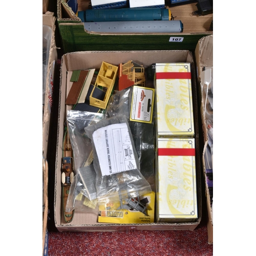 107 - A QUANTITY OF BOXED AND UNBOXED MODEL RAILWAY ITEMS, assorted OO and HO locomotives and rolling stoc... 