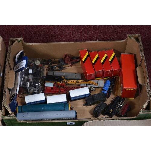 107 - A QUANTITY OF BOXED AND UNBOXED MODEL RAILWAY ITEMS, assorted OO and HO locomotives and rolling stoc... 